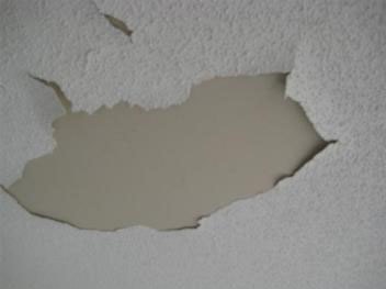 cracked and peeling paint on ceiling repaired by painters in Ottawa PG PAINT & DESIGN painting company